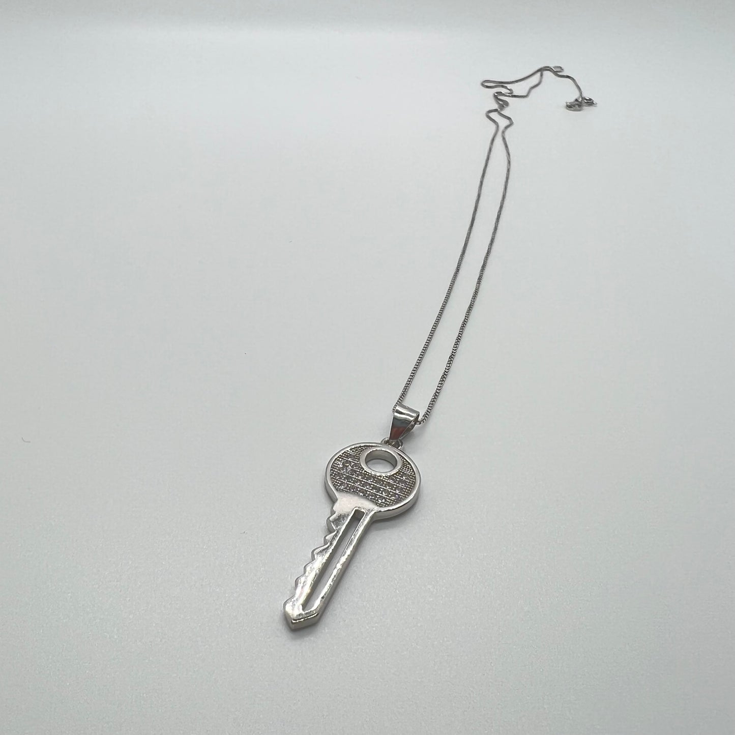 collana con chiave moderna zirconata girocollo