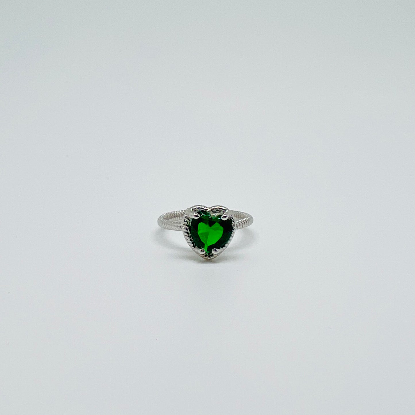 Anello solitario cuore pietra smeraldo v03